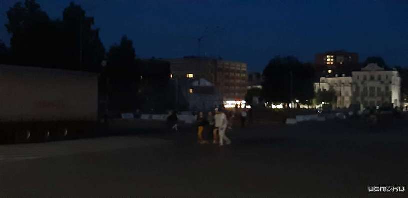 Волейбол в темноте: орловчане жалуются на отсутствие света на площади Ленина