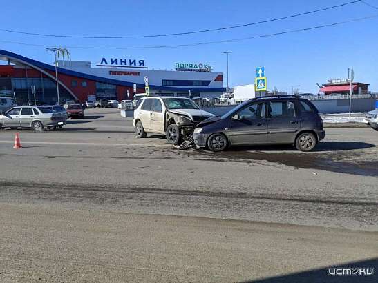 В Орле кроссовер «Мерседес» протаранил легковушку «Хендэ» В Орле кроссовер «Мерседес» протаранил легковушку «Хендэ»