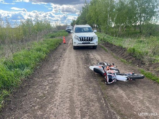 На сельской дороге Орловщины 14-летний водитель питбайка столкнулся с внедорожником