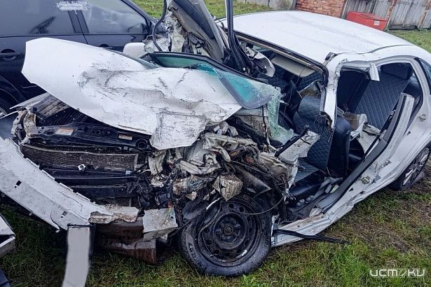 На трассе под Орлом в аварии с грузовиком погиб водитель легковушки