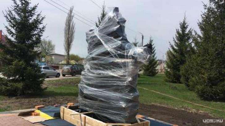 В Ливнах установили памятник из снарядов Второй мировой