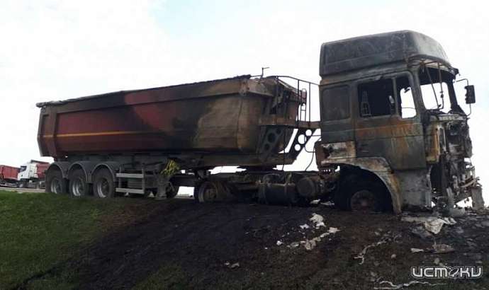 На трассе под Орлом тушили вспыхнувшую фуру