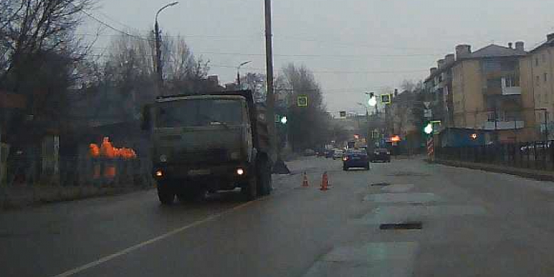 На улице Тургенева в Орле сегодня латают ямы