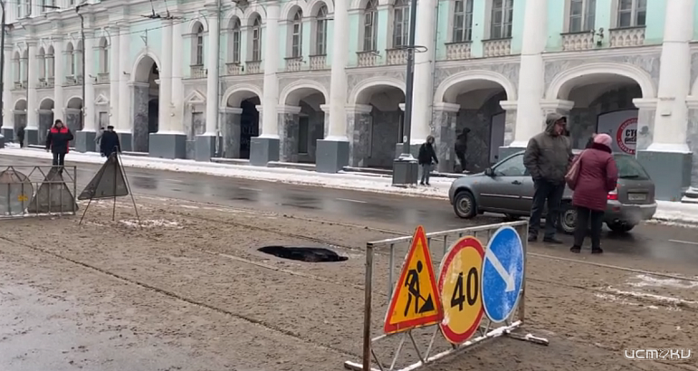 Мэр Орла назвал причину обвала асфальта на ул. Гостиной