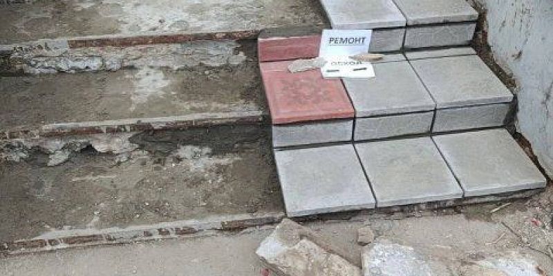 ЗАГС Мценска ремонтирует ступени своими силами 