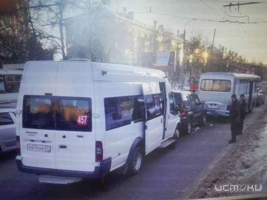 В Орле маршрутка с пассажирами протаранила джип и еще одну маршрутку