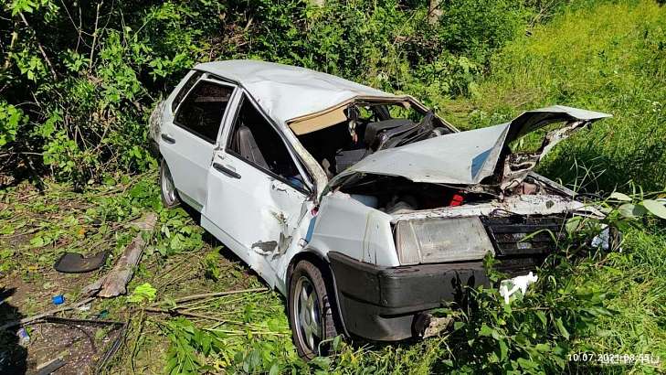 В Орловской области «девятка» улетела с трассы и врезалась в дерево