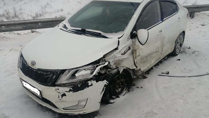 На орловской заснеженной трассе не разъехались две иномарки