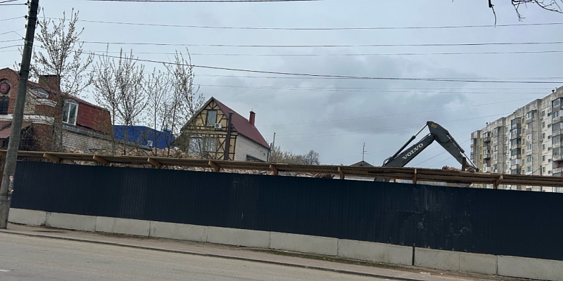 В Орле снесли старинный дом купцов Толстопятовых на улице 1-я Посадская, 35