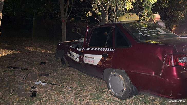 На трассе под Орлом перевернулось такси