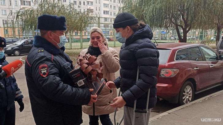 Орловские полицейские подарили музыкальную клавиатуру подростку, пострадавшему в ДТП