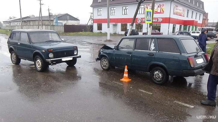 На Орловщине не разъехались два ВАЗа. Пострадали две пассажирки