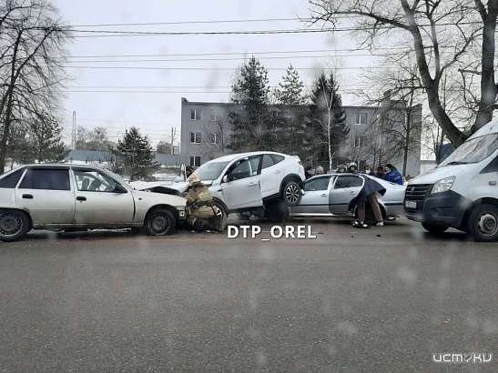 Глазами очевидцев: В Орле на останвоке "Гипсовый комбинат" легковушка "оседлала" другой автомобиль