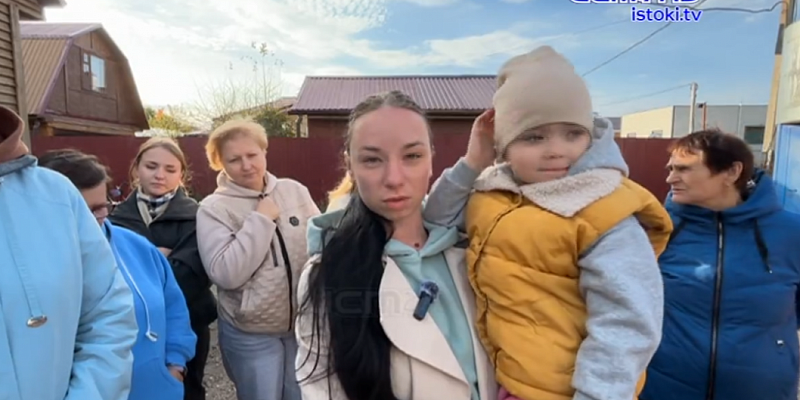 Жителям орловского пригорода "без колес" чиновники предлагают прогуливать по 3 км через овраг или по полю, чтобы добраться до остановок