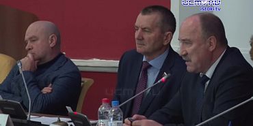 То, о чем промолчали на заседании чиновники сегодня, говорили депутаты в пятницу.