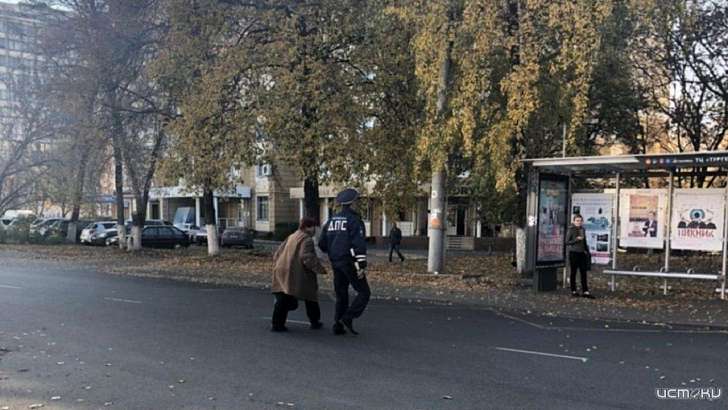 «Сынок, до пешеходного не дойду»: в Орле ГИБДД вышла на борьбу с нарушителями