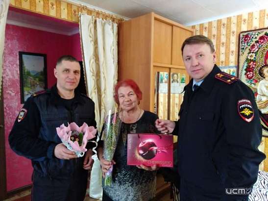 В Орле сотрудники полиции присоединились к акции «8 Марта – в каждый дом»