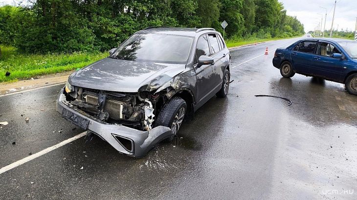 В Болховском районе грузовик при обгоне протаранил легковушку