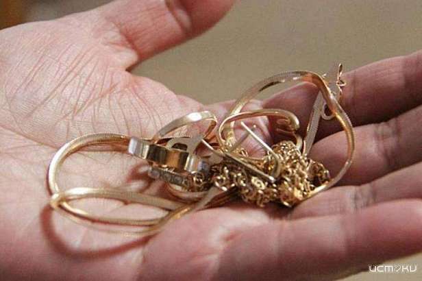 Пока орловчанка была на огороде, из ее дома украли золото