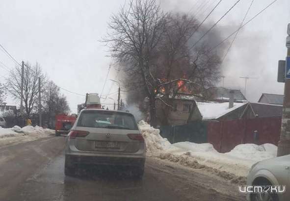 Фотофакт: в Орле полыхает дом на Выгонке