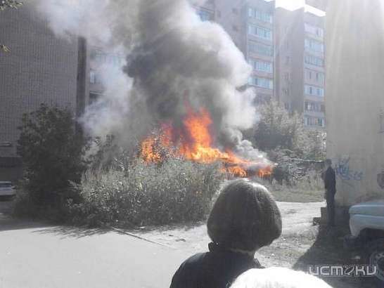 Возле администрации Орловского района горят сараи