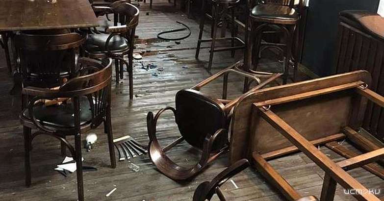 В Орле мужчина, не желая покидать пивбар, устроил дебош В Орле мужчина, не желая покидать пивбар, устроил дебош