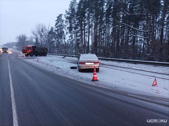 На орловской трассе легковушка столкнулась с "КАМАЗом"