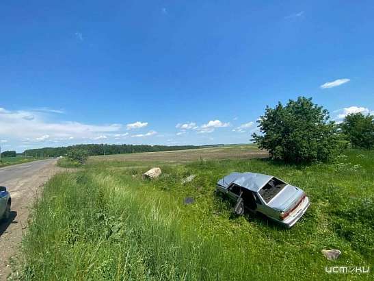 На Орловщине двое молодых людей опрокинулись на автомобиле На Орловщине двое молодых людей опрокинулись на автомобиле
