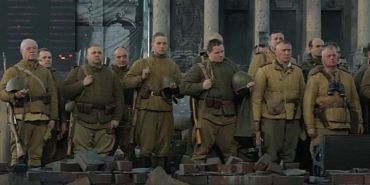 реконструкция 80-летие Великой Победы Знамя Победы Жители  Ливен стали участниками масштабной реконструкции «Победа! Знамя над Рейхстагом»