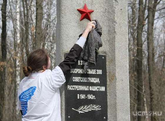 Молодежь привела в порядок воинское захоронение рядом с деревней Малая Гать 