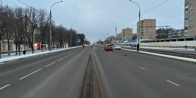 В Орле женщина, перебегая дорогу в неположенном месте, попала под машину В Орле женщина, перебегая дорогу в неположенном месте, попала под машину
