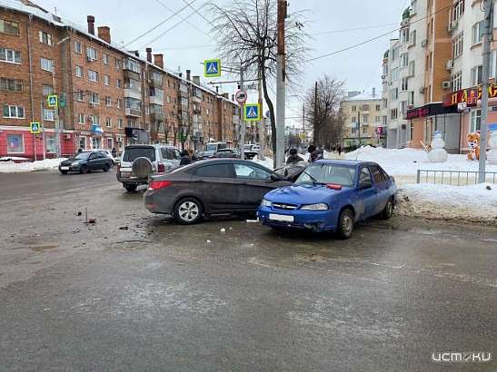 В Орле на Комсомольской не разъехались два встречных автомобиля