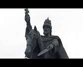 Новости за 90 секунд: хулиган, надевший на царя мешок, пойман; денег осталось на 16 собак; статья за украденную невесту