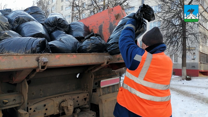 «Спецавтобаза» продолжает уборку города
