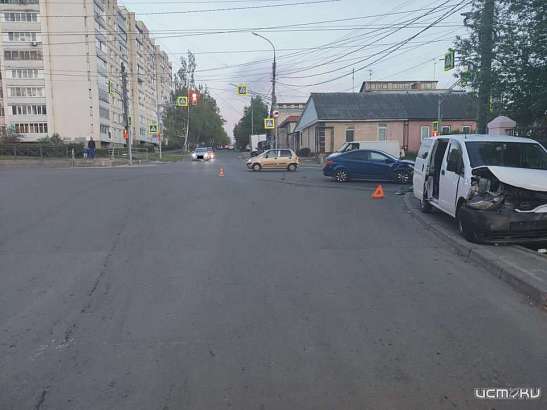 В Орле столкнулись легковушка и микроавтобус. Пострадали двое детей