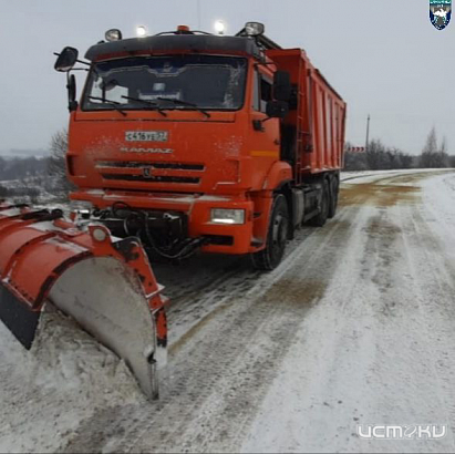 В Орловской области «Дорожная служба» активно расчищает выпавший снег 