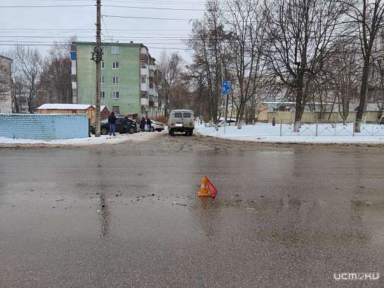 В Орле две иномарки столкнулись при выезде с прилегающей территории