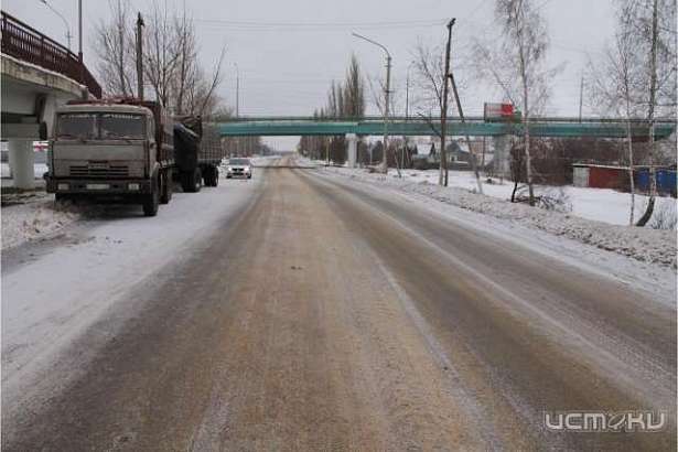 В Ливнах КамАЗ с прицепом сбил пешехода
