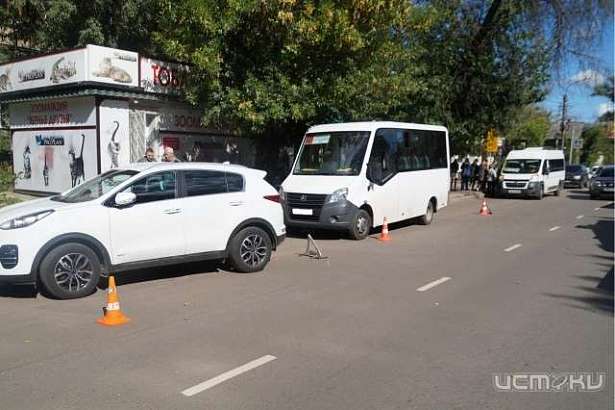 В Орле маршрутка столкнулась с кроссовером