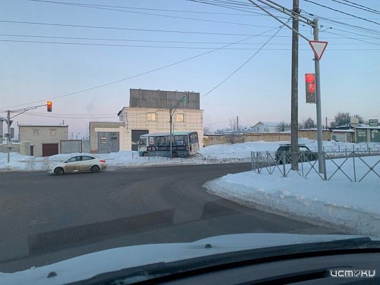 Утренние кульбиты. В Орле маршрутка сбилась с пути и снесла забор