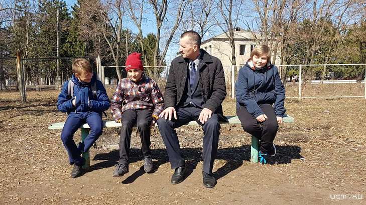 Орловчане просят депутатов устроить их детей в школу