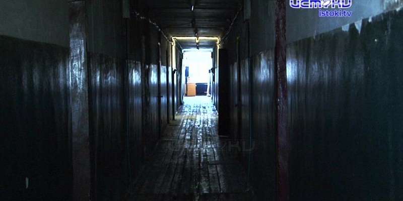 Вода стекает по проводам: после обрушения спортзала орловские общежития стоят без крыши и света