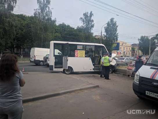 В Орле на ул. Комсомольской маршрутка на скорости въехала в бордюр: есть пострадавшие
