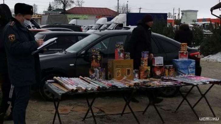 Сотрудники МЧС продолжают проверки орловских магазинов пиротехники