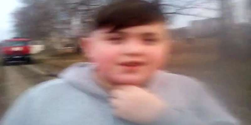 Подростки сняли на видео, как возле Болховского микрорайона полыхает сухая трава