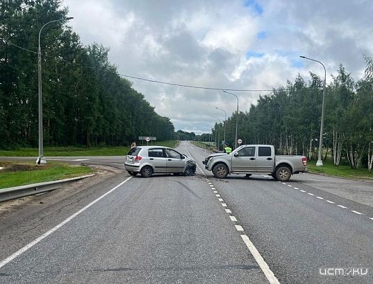 Не уступил дорогу: на одном из перекрестков под Орлом столкнулись внедорожник и легковушка