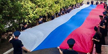 В Орле судебные приставы провели торжественную акцию ко Дню Государственного флага — развернули 20‑метровое полотно