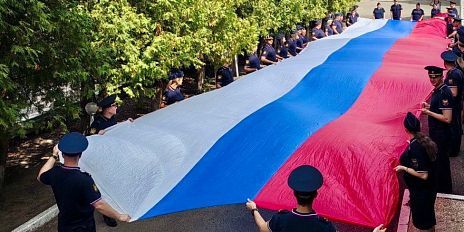 В Орле судебные приставы провели торжественную акцию ко Дню Государственного флага — развернули 20‑метровое полотно