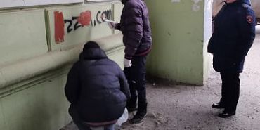 В Орле полицейские и волонтеры провели антинаркотическую акцию «Закрась рекламу смерти»