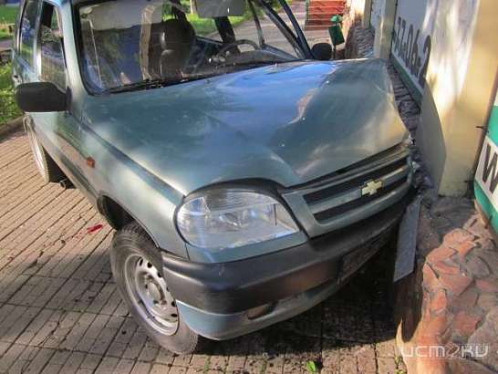 В Орле «Нива» въехала в дом